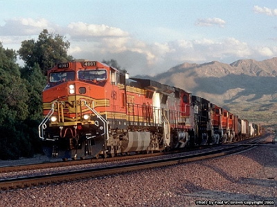 BNSF 4961 at Klinefelter, CA in March 2005.jpg